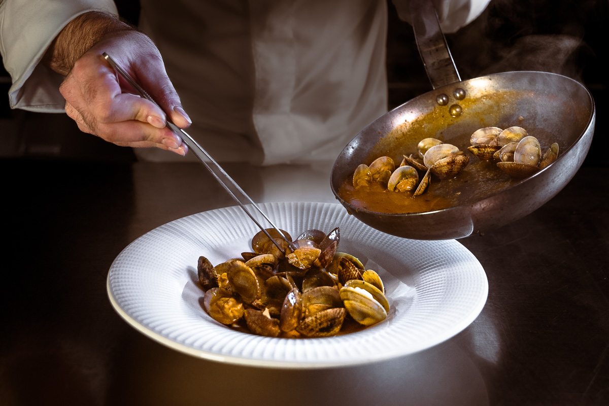 Plato de almejas a la marinera, en Restaurante en César Cantabria