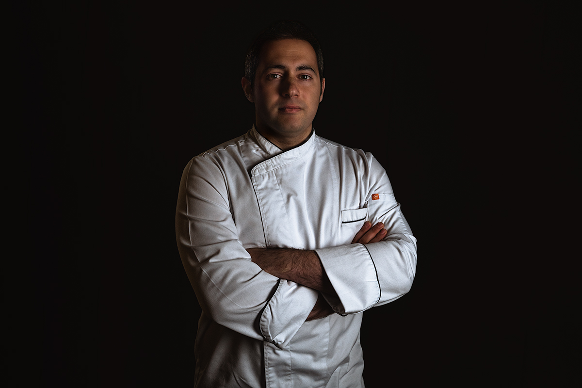 Fotografía de Iñigo Veci, chef del Restaurante César en Cicero, Cantabria.
